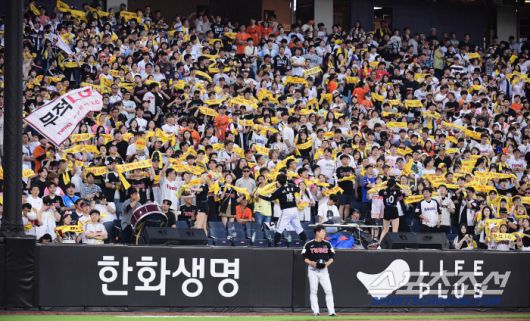 14일 대전 한화생명볼파크에서 열린 한화와 LG의 경기. 대전을 찾아 LG를 응원하는 야구팬들. 대전=송정헌 기자songs@sportschosun.com/2025.06.14/