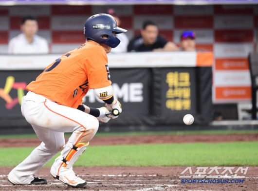 14일 대전 한화생명볼파크에서 열린 한화와 LG의 경기. 7회말 1사 1, 3루. 1타점 스퀴즈 번트를 성공시키고 있는 황영묵. 대전=송정헌 기자songs@sportschosun.com/2025.06.14/