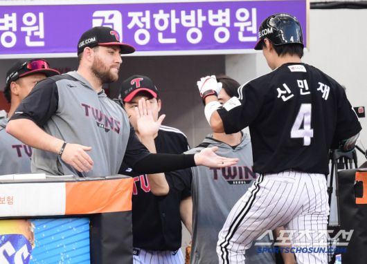 14일 대전 한화생명볼파크에서 열린 한화와 LG의 경기. 5회 1사 3루. 1타점 희생플라이 타구 날린 LG 신민재. 대전=송정헌 기자songs@sportschosun.com/2025.06.14/