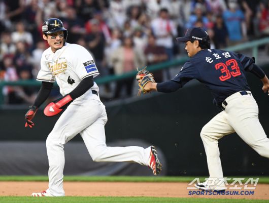 14일 인천 SSG랜더스필드에서 열린 롯데-SSG전. 9회말 1사 2, 3루에서 정준재의 1루 땅볼때 2루주자 오태곤이 런다운에 걸려 아웃되고 있다. 인천=정재근 기자 cjg@sportschosun.com/2025.6.14/