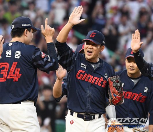 14일 인천 SSG랜더스필드에서 열린 롯데-SSG전에서 롯데가 4대2로 승리했다. 김민성이 김원중과 하이파이브하고 있다. 인천=정재근 기자 cjg@sportschosun.com/2025.6.14/