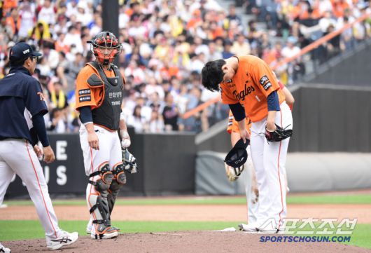 15일 대전 한화생명볼파크에서 열린 한화와 LG의 경기. 4회 2실점 강판 당하는 한화 선발 문동주. 대전=송정헌 기자songs@sportschosun.com/2025.06.15/