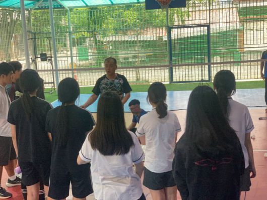 김학균 전 한국대표팀 감독이 베트남 호치민 SIKS국제학교에서 배드민턴 수업 재능기부를 하고 있다. 사진제공=MIIRACER 스포츠