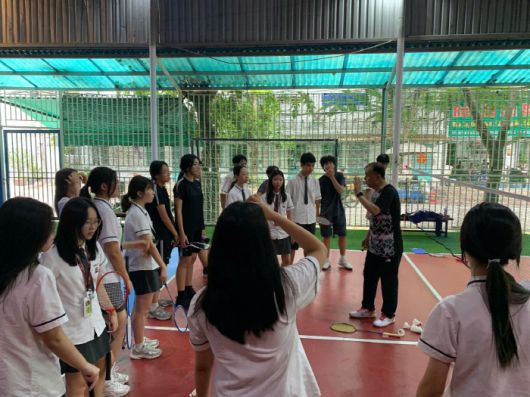 김학균 전 한국대표팀 감독이 베트남 호치민 SIKS국제학교에서 배드민턴 수업 재능기부를 하고 있다. 사진제공=MIIRACER 스포츠