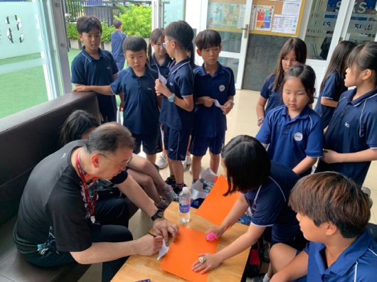 호치민 SIKS국제학교에서 재능기부 수업을 마친 뒤 학생들의 요청에 사인회를 하고 있는 김학균 전 감독. 사진제공=MIIRACER 스포츠