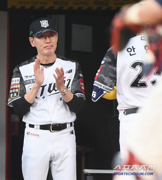 12일 수원 KT위즈파크에서 열린 롯데-KT전. 3회말 2사 1, 3루 안현민이 전 타석 투런포에 이어 스리런포를 터트렸다. 이강철 감독이 박수를 치며 안현민을 맞이하고 있다. 수원=정재근 기자 cjg@sportschosun.com/2025.6.12/