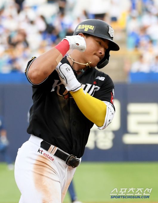 15일 대구 라이온즈파크에서 열린 삼성 라이온즈와 KT 위즈의 경기. 5회초 1사 1루 KT 안현민이 투런포를 날린 뒤 환호하고 있다. 대구=박재만 기자 pjm@sportschosun.com/2025.06.15/
