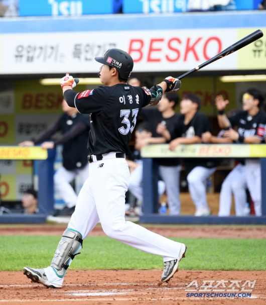 14일 대구 라이온즈파크에서 열린 삼성 라이온즈와 KT 위즈의 경기. 3회초 1사 2루 KT 이정훈이 투런포를 날리고 있다. 대구=박재만 기자 pjm@sportschosun.com/2025.06.14/