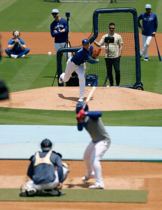 오타니가 지난 1일(한국시각) 다저스타디움에서 타자를 세워놓고 공을 던지고 있다. AFP연합뉴스