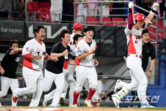 8일 광주 KIA챔피언스필드에서 열린 한화와 KIA의 경기, 연장 10회말 1사 1,2루 한화 노시환의 악송구로 KIA가 끝내기 승리를 거뒀다. 고종욱과 승리의 기쁨을 나누는 KIA 선수들의 모습. 광주=허상욱 기자wook@sportschosun.com/2025.06.08/