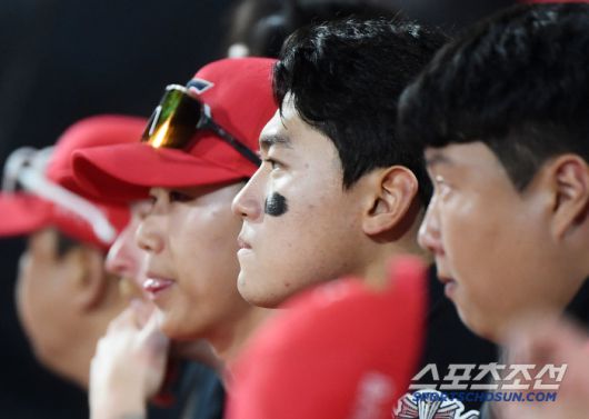 21일 수원 KT위즈파크에서 열린 KIA-KT전.1대3으로 뒤진 8회초 KIA 김도영이 심각한 표정으로 경기를 지켜보고 있다. 수원=정재근 기자 cjg@sportschosun.com/2025.5.21/