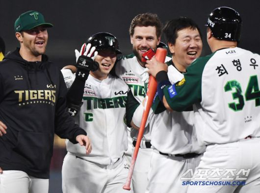 17일 광주 기아 챔피언스필드에서 열린 KT-KIA전. 9회말 2사 만루 나성범의 끝내기 적시타로 KIA가 5대4 역전승을 거뒀다. 나성범이 위즈덤, 네일 등 동료들과 함께 환호하고 있다. 광주=정재근 기자 cjg@sportschosun.com/2025.4.17/