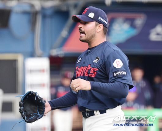 8일 잠실구장에서 열린 두산과 롯데의 경기. 5회말 2사 1, 2루. 실점 위기를 넘긴 롯데 선발 감보아. 잠실=송정헌 기자songs@sportschosun.com/2025.06.08/