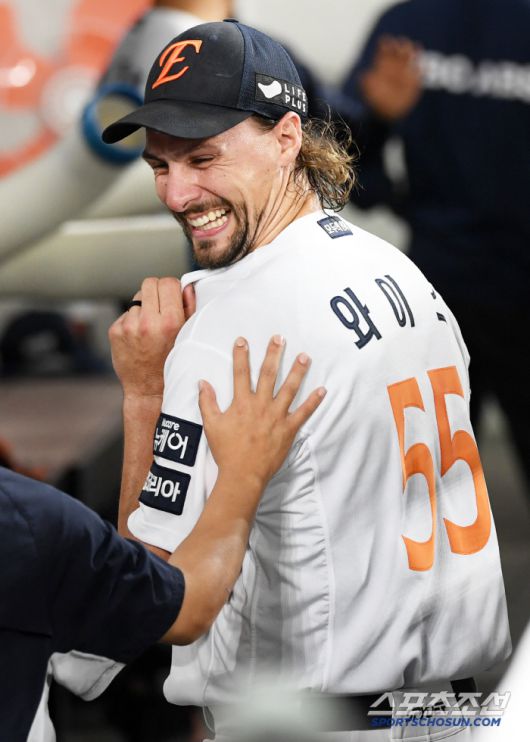 10일 대전 한화생명볼파크에서 열린 한화 이글스와 두산 베어스의 경기. 7이닝 무실점 호투를 펼친 한화 와이스가 미소 짓고 있다. 대전=박재만 기자 pjm@sportschosun.com/2025.06.10/