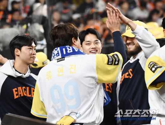 13일 대전 한화생명볼파크에서 열린 두산-한화전. 6이닝 1실점으로 호투한 류현진의 폰세 문동주 엄상백의 축하를 받고 있다. 대전=정재근 기자 cjg@sportschosun.com/2025..5.13/