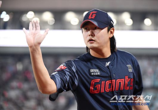 12일 수원 KT위즈파크에서 열린 롯데-KT전. 정철원이 6회 실점 위기를 넘긴 후 하이파이브하고 있다. 수원=정재근 기자 cjg@sportschosun.com/2025.6.12/