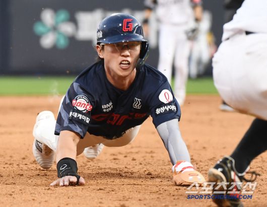 11일 수원 KT위즈파크에서 열린 롯데-KT전. 4회초 1사 2루 한태양 타석. 2루주자 전민재가 3루 도루를 성공시키고 있다. 수원=정재근 기자 cjg@sportschosun.com/2025.6.11/