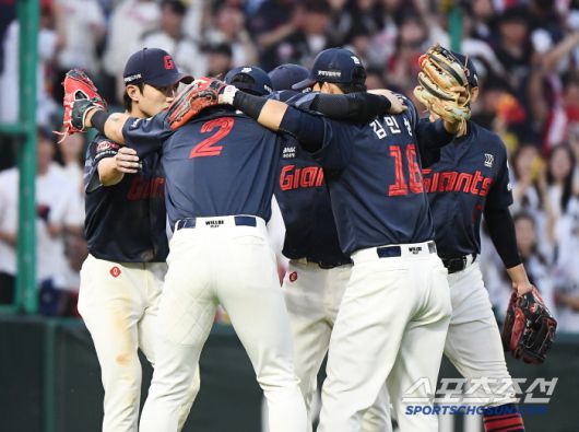 14일 인천 SSG랜더스필드에서 열린 롯데-SSG전에서 롯데가 4대2로 승리했다. 내야수들이 어깨동무를 한 채 기뻐하고 있다. 인천=정재근 기자 cjg@sportschosun.com/2025.6.14/
