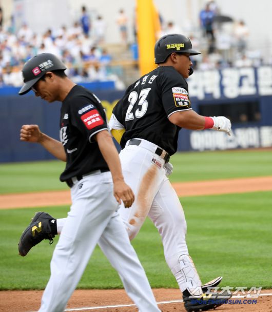 15일 대구 라이온즈파크에서 열린 삼성 라이온즈와 KT 위즈의 경기. 5회초 1사 1루 KT 안현민이 투런포를 날린 뒤 환호하고 있다. 대구=박재만 기자 pjm@sportschosun.com/2025.06.15/