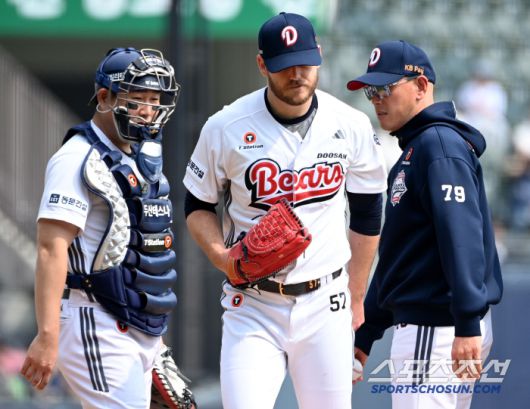 11일 잠실야구장에서 열린 NC와 두산의 더블헤더 1차전, 3회초 두산 콜어빈이 교체되며 마운드를 내려가고 있다. 잠실=허상욱 기자wook@sportschosun.com/2025.05.11/