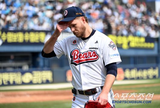 11일 잠실야구장에서 열린 NC와 두산의 더블헤더 1차전, 3회초 두산 콜어빈이 교체되며 마운드를 내려가고 있다. 잠실=허상욱 기자wook@sportschosun.com/2025.05.11/