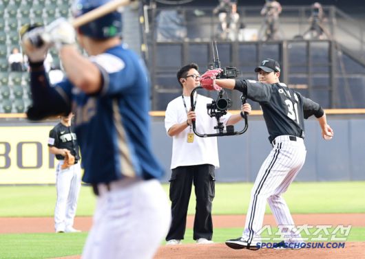 17일 잠실구장에서 열린 LG와 NC의 경기.군 제대하는 LG 이정용이 시구 행사를 펼치고 있다. 잠실=송정헌 기자songs@sportschosun.com/2025.06.17/
