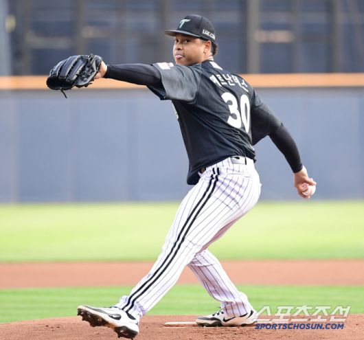 17일 잠실구장에서 열린 LG와 NC의 경기. 선발 투구하고 있는 LG 에르난데스. 잠실=송정헌 기자songs@sportschosun.com/2025.06.17/