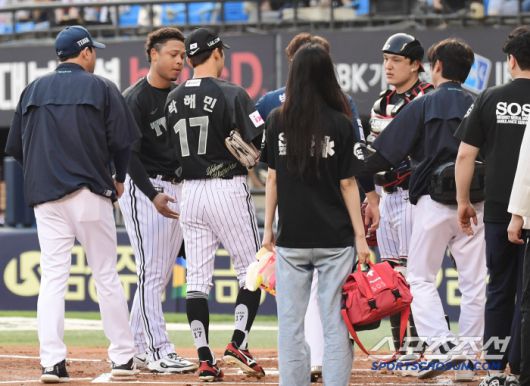 17일 잠실구장에서 열린 LG와 NC의 경기. 2회초 NC 박건우가 LG 에르난데스의 볼에 '헤드샷'을 당했다. 박건우에게 사과하는 에르난데스. 잠실=송정헌 기자songs@sportschosun.com/2025.06.17/