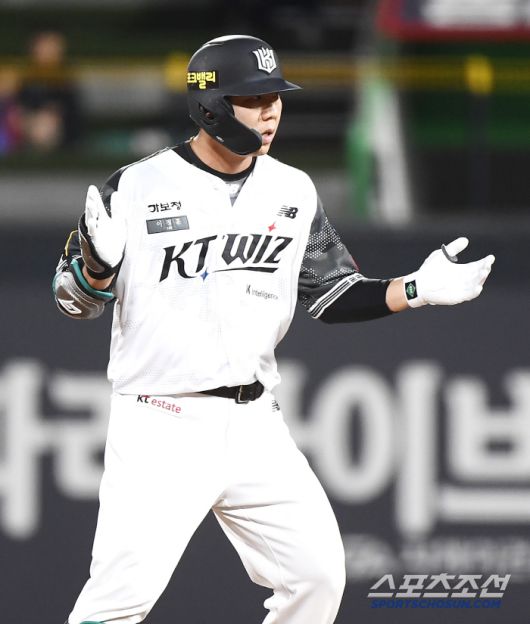 11일 수원 KT위즈파크에서 열린 롯데-KT전. 9회말 1사 대타 이정훈이 김원중을 상대로 2루타를 친 후 기뻐하고 있다. 수원=정재근 기자 cjg@sportschosun.com/2025.6.11/