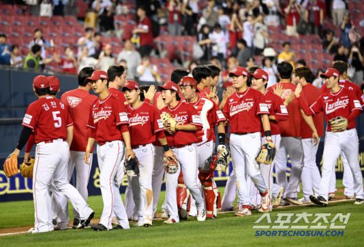 21일 잠실야구장에서 열린 SSG와 두산의 경기, SSG가 9대1로 승리하며 4연승을 달렸다. 승리의 기쁨을 누는 SSG 선수들의 모습. 잠실=허상욱 기자wook@sportschosun.com/2025.05.21/