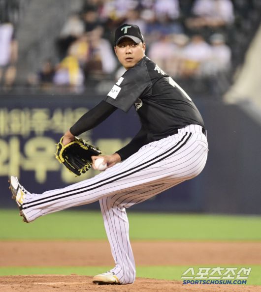 17일 잠실구장에서 열린 LG와 NC의 경기. 힘차게 투구하고 있는 LG 정우영. 잠실=송정헌 기자songs@sportschosun.com/2025.06.17/