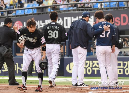 박건우와 NC 선수단에 사과하는 박해민.