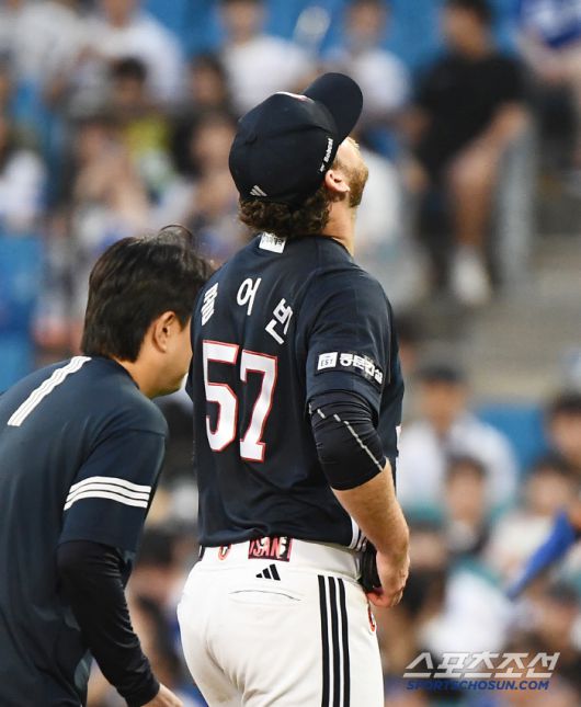 17일 대구 라이온즈파크에서 열린 두산-삼성전. 초반에 무너진 두산 선발 콜어빈이 3회 도중 강판되고 있다. 대구=정재근 기자 cjg@sportschosun.com/2025.6.17/