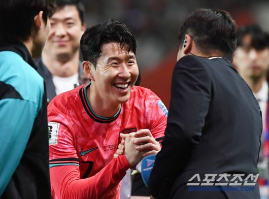 10일 서울월드컵경기장에서 열린 대한민국과 쿠웨이트의 2026년 북중미월드컵 아시아 3차예선 B조 최종전. 손흥민이 승리 후 이근호 해설위원과 반갑게 악수하고 있다. 상암=정재근 기자 cjg@sportschosun.com/2025.6.10/