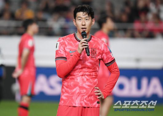 10일 서울월드컵경기장에서 열린 대한민국과 쿠웨이트의 2026년 북중미월드컵 아시아 3차예선 B조 최종전. 대한민국이 4대0 승리를 거둔 후 열린 월드컵 진출 축하행사에서 손흥민이 감사 인사를 전하고 있다. 상암=정재근 기자 cjg@sportschosun.com/2025.6.10/