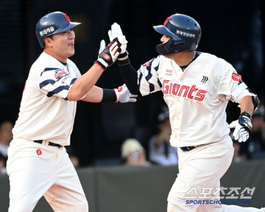 18일 부산 사직야구장에서 열린 한화와 롯데의 경기, 2회말 2사 1,2루 롯데 박재엽이 선제 3점홈런을 치고 정훈과기쁨을 나누고 있다. 부산=허상욱 기자wook@sportschosun.com/2025.06.18/