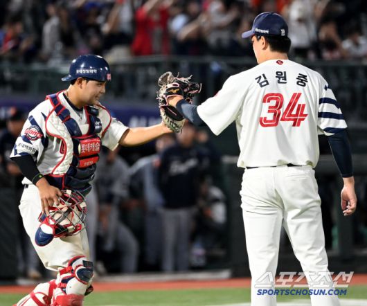18일 부산 사직야구장에서 열린 한화와 롯데의 경기, 롯데가 6대3으로 승리했다. 개인 통산 150세이브 기록을 달성한 김원중이 2안타 3타점으로 활약한 포수 박재엽과 기쁨을 나누고 있다. 부산=허상욱 기자wook@sportschosun.com/2025.06.18/