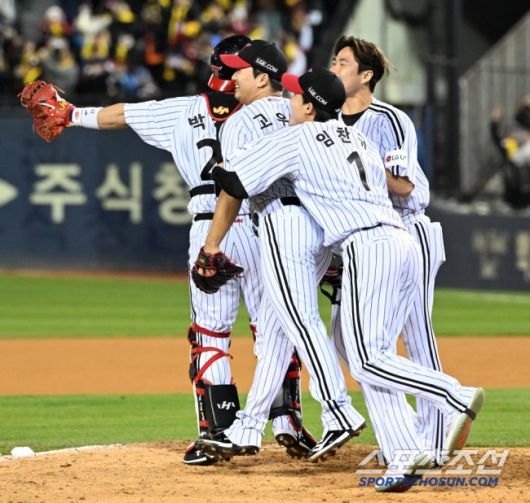 13일 잠실구장에서 열린 LG와 KT의 한국시리즈 5차전. 한국시리즈에서 우승한 LG 선수들이 환호하고 있다. 잠실=박재만 기자 pjm@sportschosun.com/2023.11.13/
