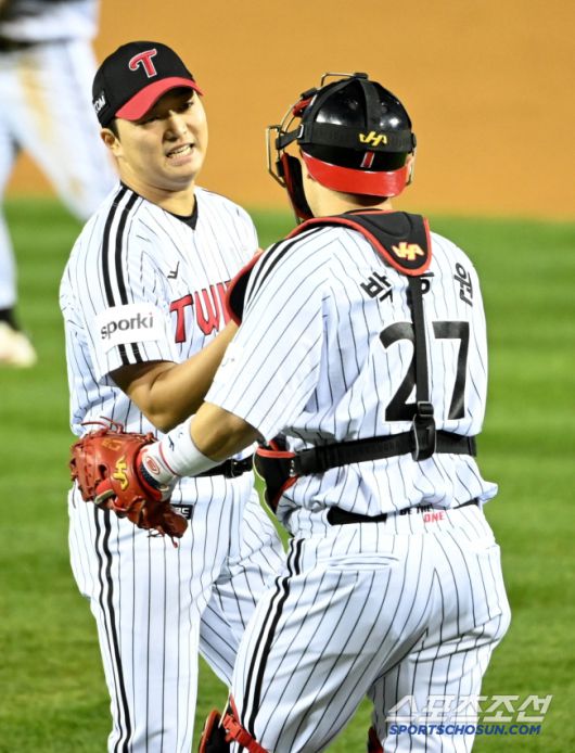 8일 잠실야구장에서 열린 한국시리즈 2차전 KT와 LG의 경기, LG가 5대4로 승리했다. 경기 종료 후 고우석 박동원 배터리가 기쁨을 나누고 있다. 잠실=허상욱 기자wook@sportschosun.com/2023.11.08/