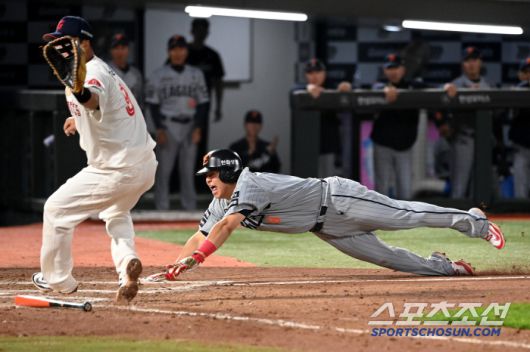 17일 부산 사직야구장에서 열린 한화와 롯데의 경기, 8회초 무사 1,2루 채은성의 희생번트때 1루주자 노시환이 상대 실책을 노려 득점에 성공하고 있다. 부산=허상욱 기자wook@sportschosun.com/2025.06.17/