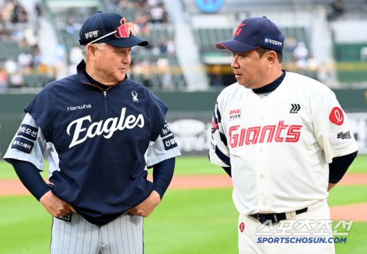 17일 부산 사직야구장에서 열린 한화와 롯데의 경기, 경기 전 행사에 나선 한화 김경문 감독과 롯데 김태형 감독이 이야기를 나누고 있다. 부산=허상욱 기자wook@sportschosun.com/2025.06.17/