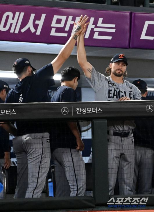 17일 부산 사직야구장에서 열린 한화와 롯데의 경기, 한화가 6대0으로 승리하며 5연승을 달렸다. 승리의 기쁨을 나누는 와이스와 폰세의 모습. 부산=허상욱 기자wook@sportschosun.com/2025.06.17/
