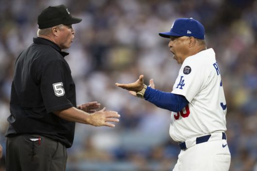 로버츠 감독이 마빈 허드슨 2루심에 항의하고 있다. AP연합뉴스