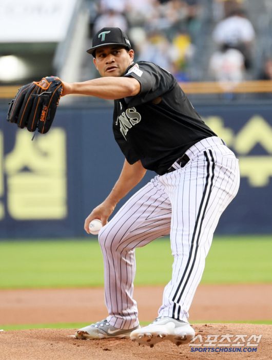 18일 잠실구장에서 열린 LG 트윈스와 NC 다이노스의 경기. LG 치리노스가 역투하고 있다. 잠실=박재만 기자 pjm@sportschosun.com/2025.06.18/