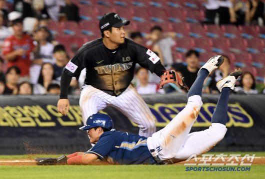 18일 잠실구장에서 열린 LG 트윈스와 NC 다이노스의 경기. 8회초 1사 1루 NC 최정원이 2루 도루 이후 포수 송구 실책을 틈타 홈까지 노리고 있다. 잠실=박재만 기자 pjm@sportschosun.com/2025.06.18/