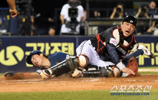 18일 잠실구장에서 열린 LG 트윈스와 NC 다이노스의 경기. 8회초 1사 1루 NC 최정원이 2루 도루 이후 포수 송구 실책을 틈타 홈까지 노리고 있다. 잠실=박재만 기자 pjm@sportschosun.com/2025.06.18/