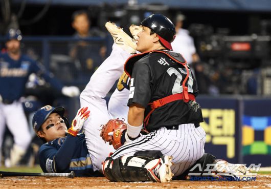 18일 잠실구장에서 열린 LG 트윈스와 NC 다이노스의 경기. 4회초 2사 1루 NC 김주원이 2루 도루 때 LG 포수 박동원이 권희동과 충돌 후 수비 방해를 주장하고 있다. 잠실=박재만 기자 pjm@sportschosun.com/2025.06.18/