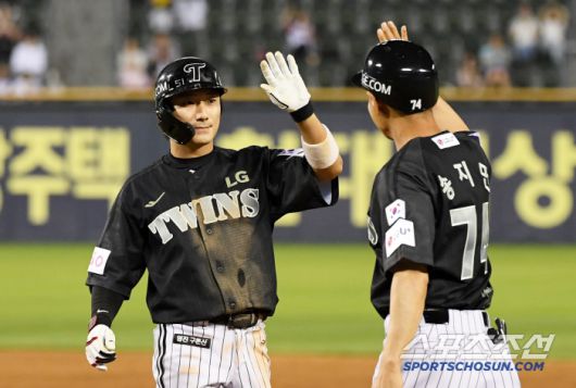 18일 잠실구장에서 열린 LG 트윈스와 NC 다이노스의 경기. 5회말 무사 만루 LG 신민재가 적시타를 날린 뒤 환호하고 있다. 잠실=박재만 기자 pjm@sportschosun.com/2025.06.18/