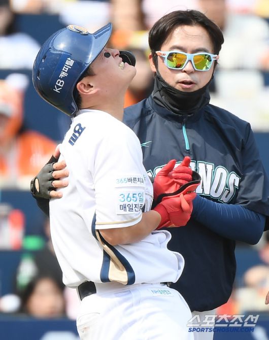 31일 창원 NC파크에서 열린 한화-NC전. 4회말 2사 1, 2루 안중열이 손에 사구를 맞은 후 고통스러워하고 있다. 창원=정재근 기자 cjg@sportschosun.com/2025.5.31/