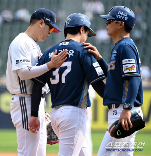 11일 잠실야구장에서 열린 NC와 두산의 더블헤더 1차전, 3회초 NC 박건우가 사구를 맞자 두산 1루수 양석환이 미안함을 전하고 있다. 잠실=허상욱 기자wook@sportschosun.com/2025.05.11/